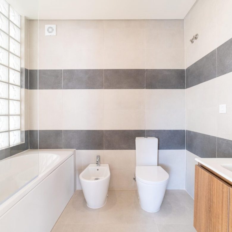 Palmela village bathtub